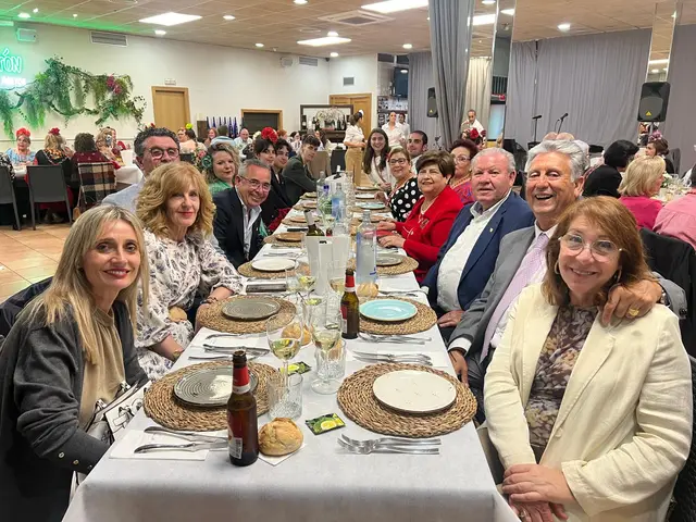 Hermanos de distintas edades compartiendo una comida de convivencia de la Hermandad