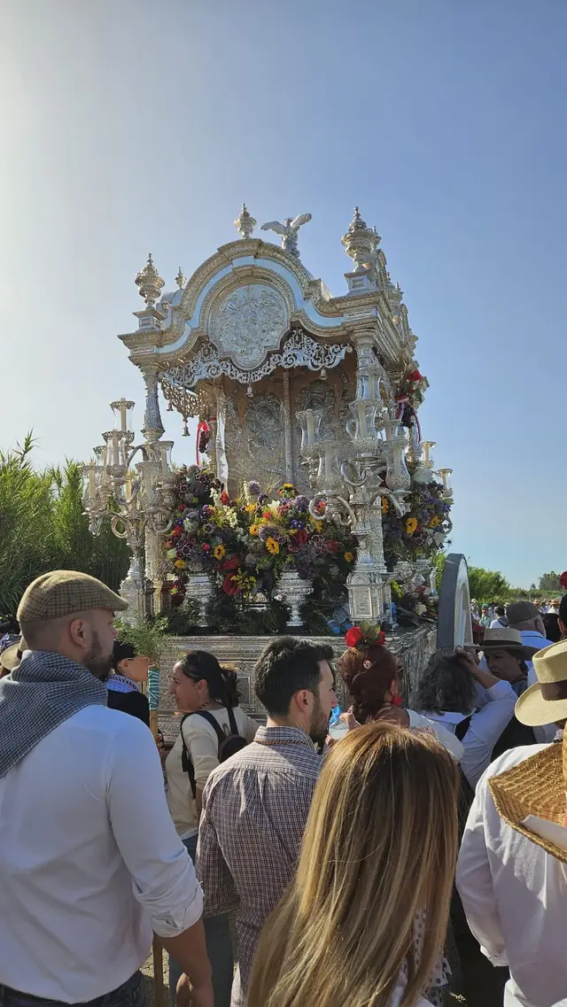 Miembros de la Hermandad Valenciana acompañando la carreta de La Palma del Condado durante el Camino del Rocío